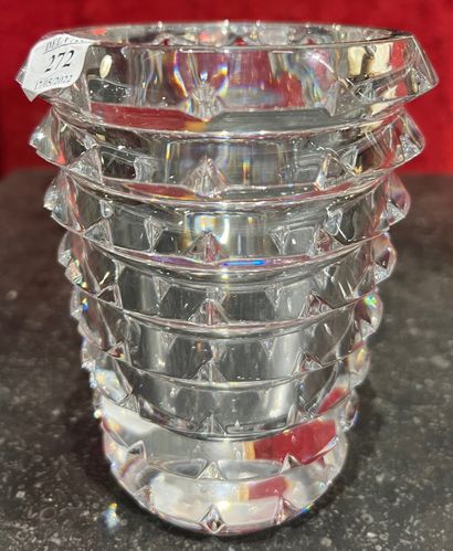 BACCARAT. Vase cornet en cristal à décor...