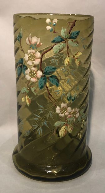 Vase en verre fumé à décor émaillé polychrome...