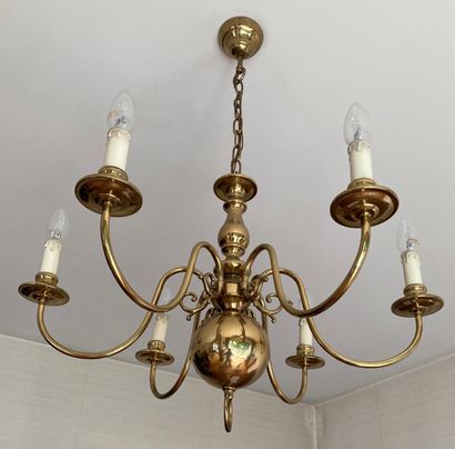 Lustre en laiton verni, à six bras de lumière....