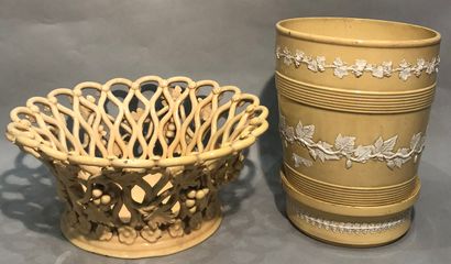 Bibelots : coupe en faïence émaillée jaune...