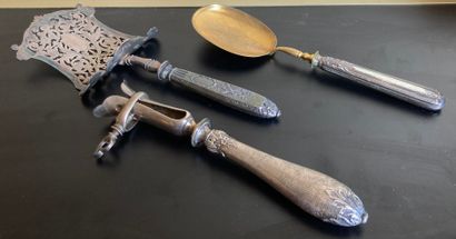 Set on a silver (950) and silver-plated handle,...