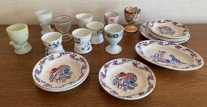 Ensemble de coquetiers en porcelaine, faïence...