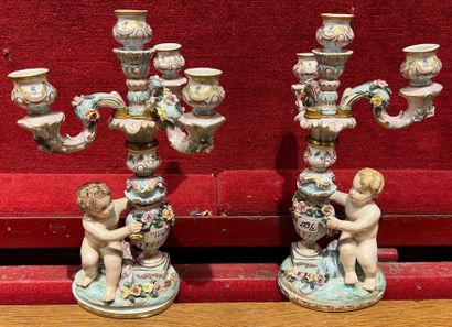 Paire de flambeaux en porcelaine, à décor...
