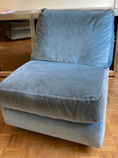 Paire de chauffeuses garnies de velours bleu...