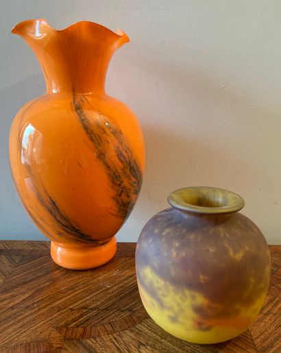 Vase en verre orangé marbré noir à col ourlé....