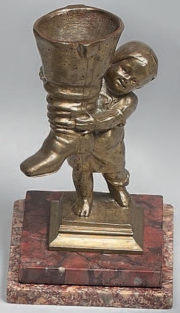 Pyrogène en bronze, figurant une fillette...