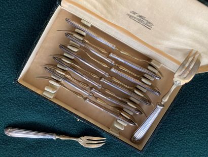 Suite of twelve cake forks, handles in silver...