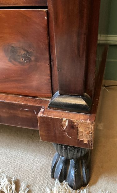 Commode en acajou et placage d'acajou, les...