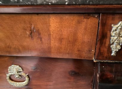 Commode en acajou et placage d'acajou, les...