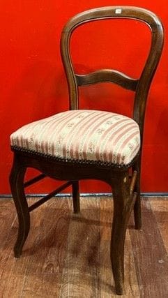 Lot de trois chaises en bois naturel : deux...