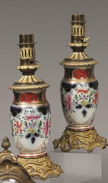 Paire de lampes à pétrole formées d’un vase...