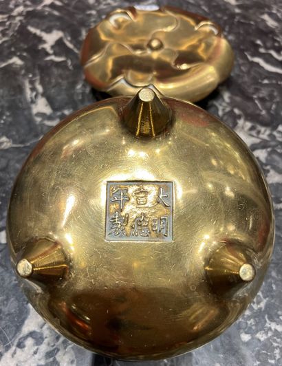 CHINA, 20th century. Perfume burner and its...