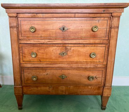 Petite commode en bois fruitier marqueté...