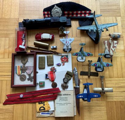 Militaria : quelques maquettes d'avion, médailles...