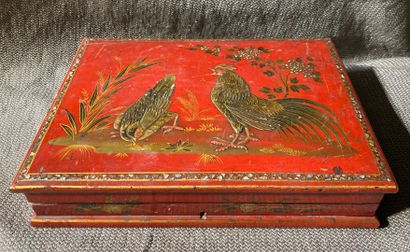 Coffret de jeu en laque, à décor de coqs...