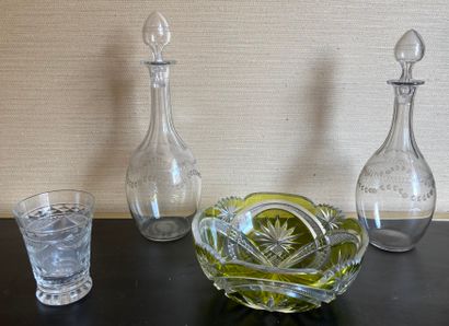 Lot of crystals, including: pair of carafes,...