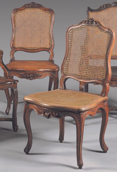 
Deux chaises en bois naturel mouluré et...