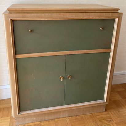 Meuble bar en bois clair, le plateau à ressaut....