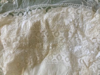 
Robe de baptême brodée de papillons et fleurs...