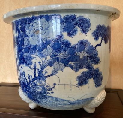 Tripod porcelain cover-pot decorated in blue...
