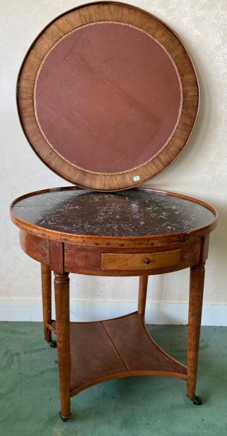 Guéridon en bois fruitier, le plateau rond...