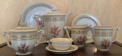 Part of a cake and tea service in porcelain....