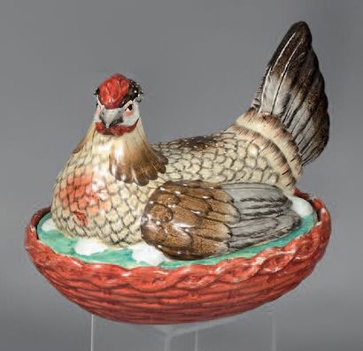 
Œufrier en faïence émaillée polychrome figurant...