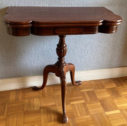 Table à jeu en bois teinté acajou, le plateau...