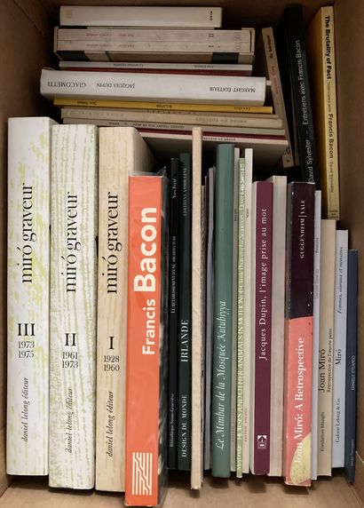 Caisse de volumes Beaux-Arts et trois volumes...