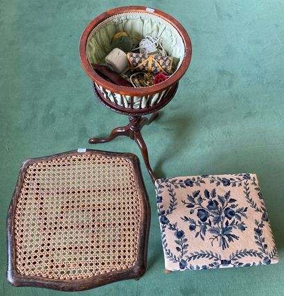Ensemble de mobilier : - petit tabouret de...