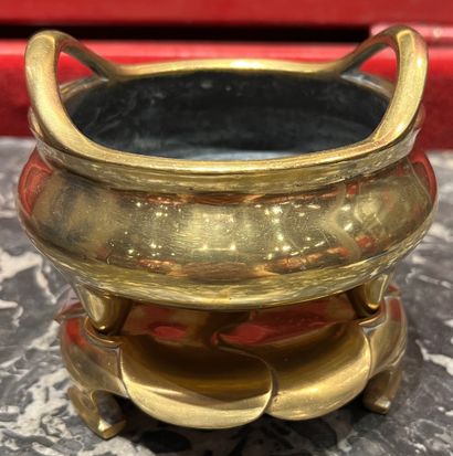 CHINA, 20th century. Perfume burner and its...