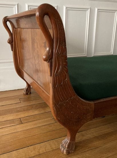 Banquette en acajou, les chevets renversés...