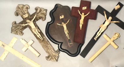 Ensemble d'objets religieux : trois crucifix...