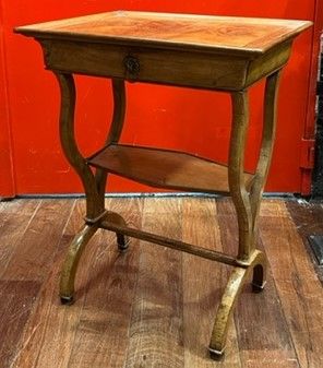 Table de salon en bois fruitier, le plateau...