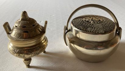 Petit brûle-parfum tripode en bronze à décor...