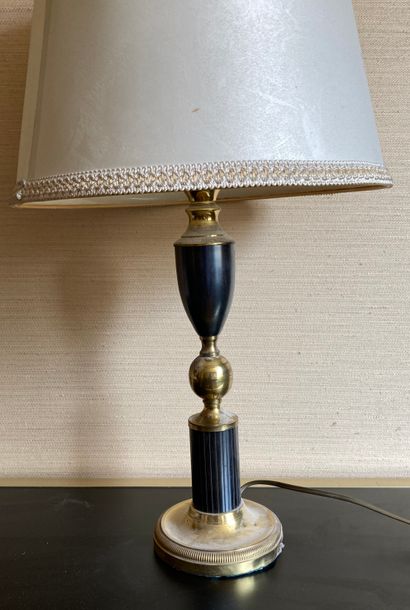 Lampadaire en laiton verni et acajou, le...