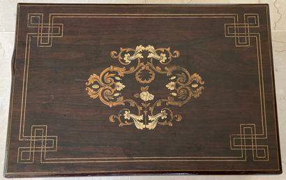Coffret en palissandre, le couvercle marqueté...