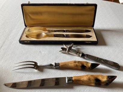 Lot: salad servers with horn handles; carving...