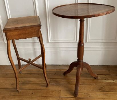 Ensemble de mobilier : - guéridon en acajou...