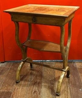 Table de salon en bois fruitier, le plateau...