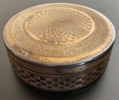 Silver and vermeil (950) round box, with...