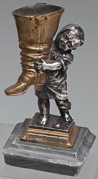 Pyrogène en bronze doré et argenté, figurant...