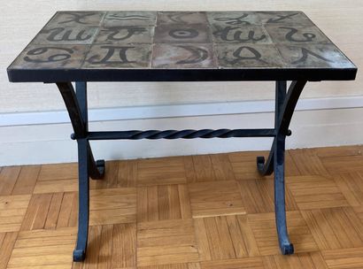 Petite table basse, le plateau rectangulaire...