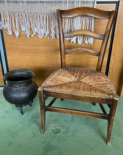 
Chaise rustique en bois naturel, l'assise...