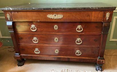 Commode en acajou et placage d'acajou, les...
