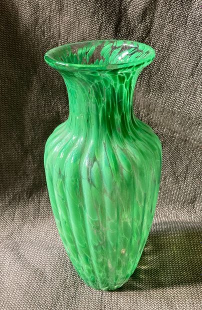 Vase balustre en verre, à côtes et marbrures...