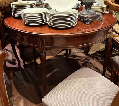 Table en acajou verni, le plateau rond. La...