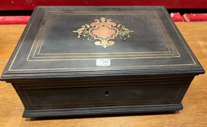 Coffret écritoire en bois noirci marqueté...