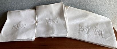 Nappe et serviettes damassées. Chiffrées...