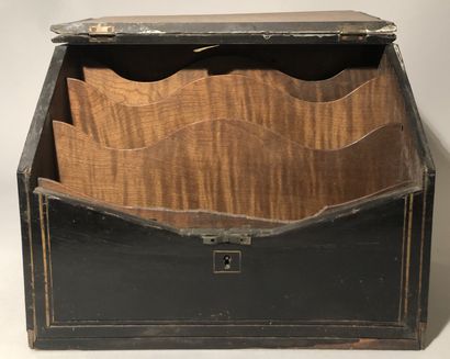 Coffret à couture en bois de placage et palissandre...
